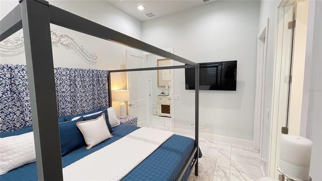 For Sale: $1,299,000 (6 beds, 6 baths, 3620 Square Feet)