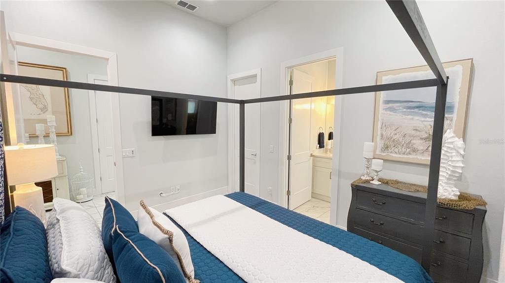 For Sale: $1,299,000 (6 beds, 6 baths, 3620 Square Feet)