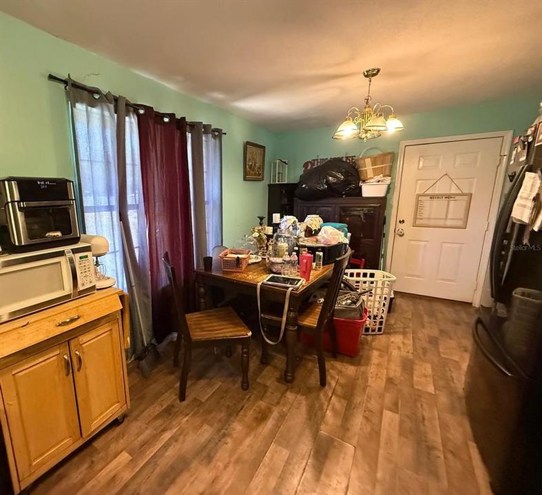 待售: $70,000 (3 贝兹, 1 浴室, 1075 平方英尺)