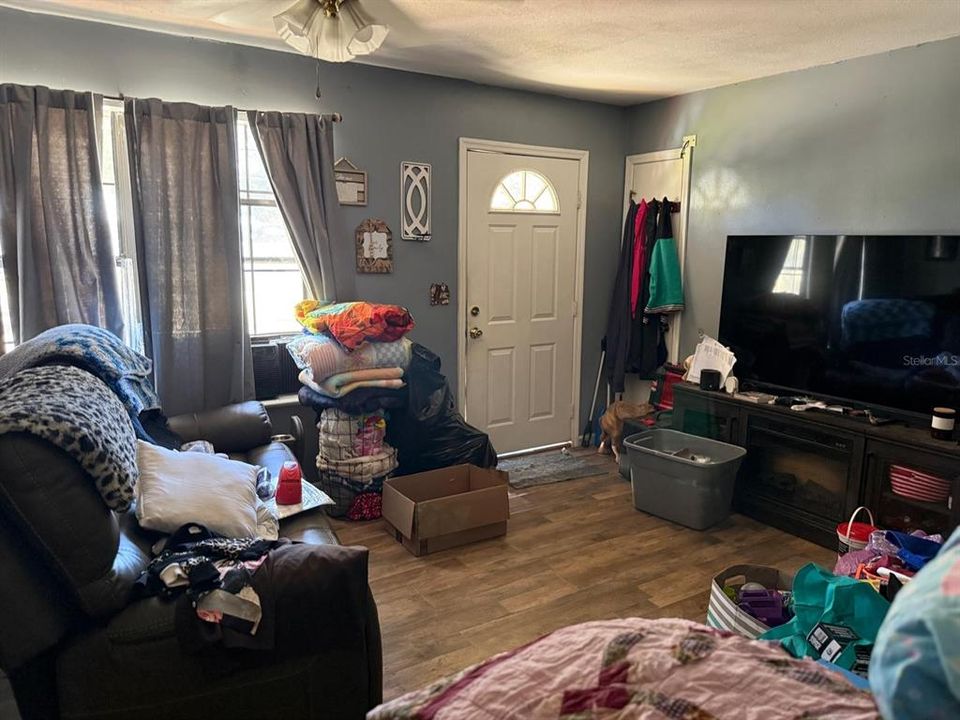 待售: $70,000 (3 贝兹, 1 浴室, 1075 平方英尺)