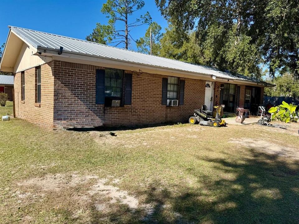 待售: $70,000 (3 贝兹, 1 浴室, 1075 平方英尺)