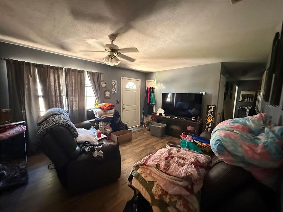 待售: $70,000 (3 贝兹, 1 浴室, 1075 平方英尺)