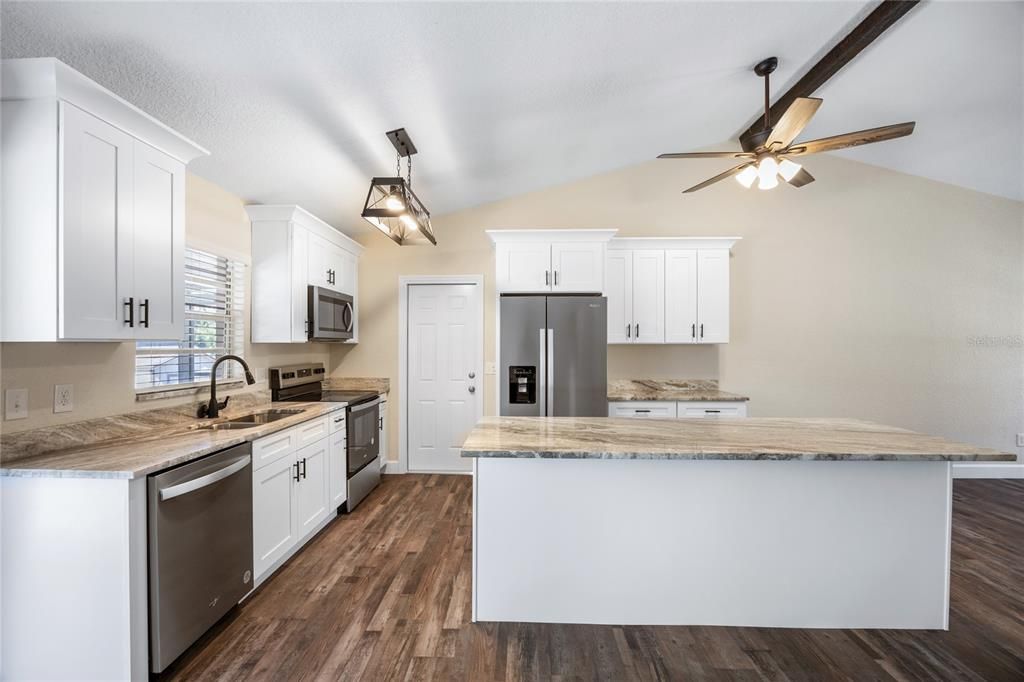 合同活跃: $295,000 (3 贝兹, 2 浴室, 1134 平方英尺)