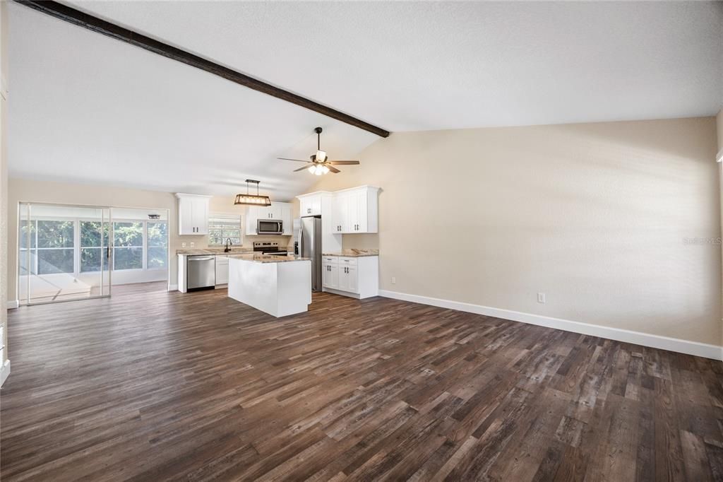 合同活跃: $295,000 (3 贝兹, 2 浴室, 1134 平方英尺)