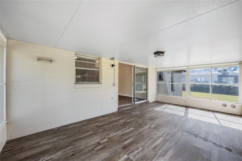 合同活跃: $295,000 (3 贝兹, 2 浴室, 1134 平方英尺)