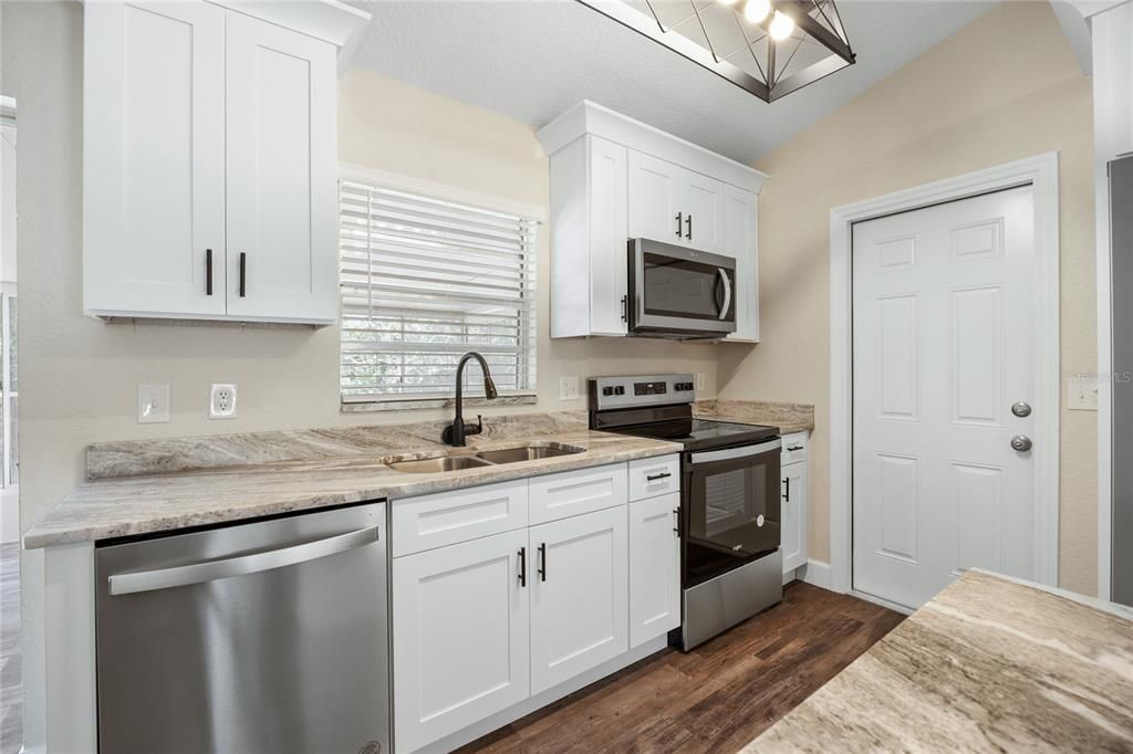 合同活跃: $295,000 (3 贝兹, 2 浴室, 1134 平方英尺)