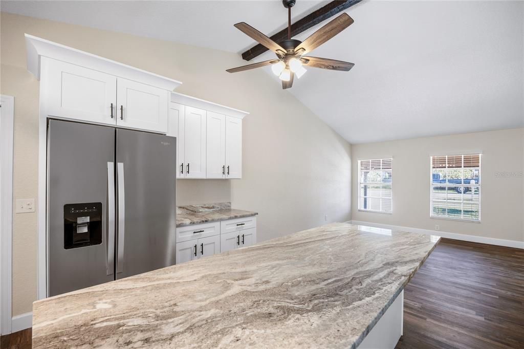 合同活跃: $295,000 (3 贝兹, 2 浴室, 1134 平方英尺)