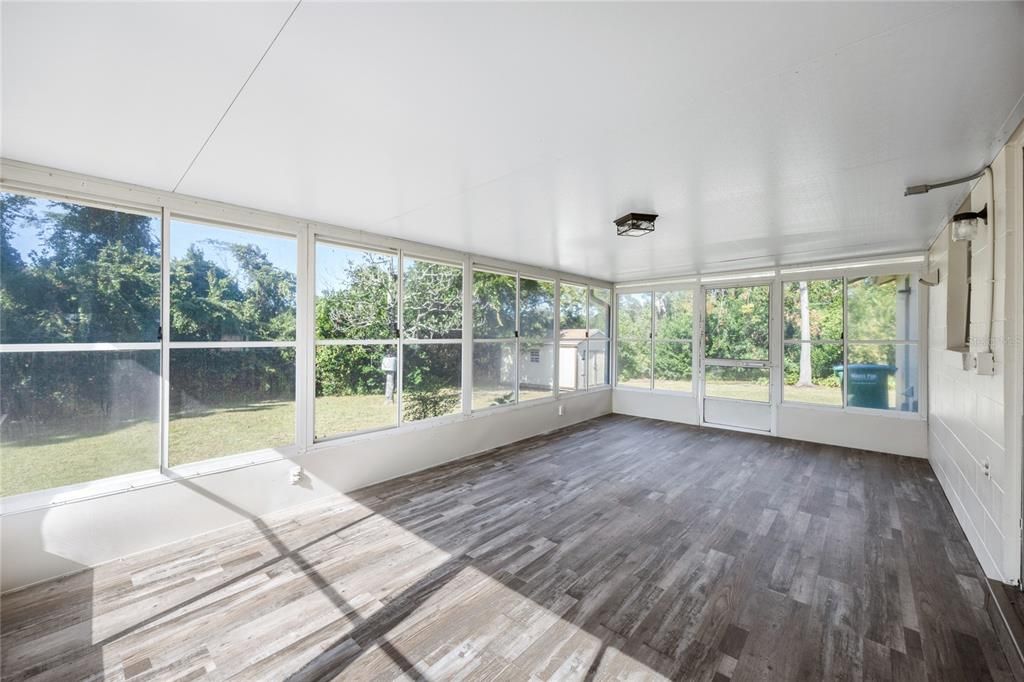 合同活跃: $295,000 (3 贝兹, 2 浴室, 1134 平方英尺)