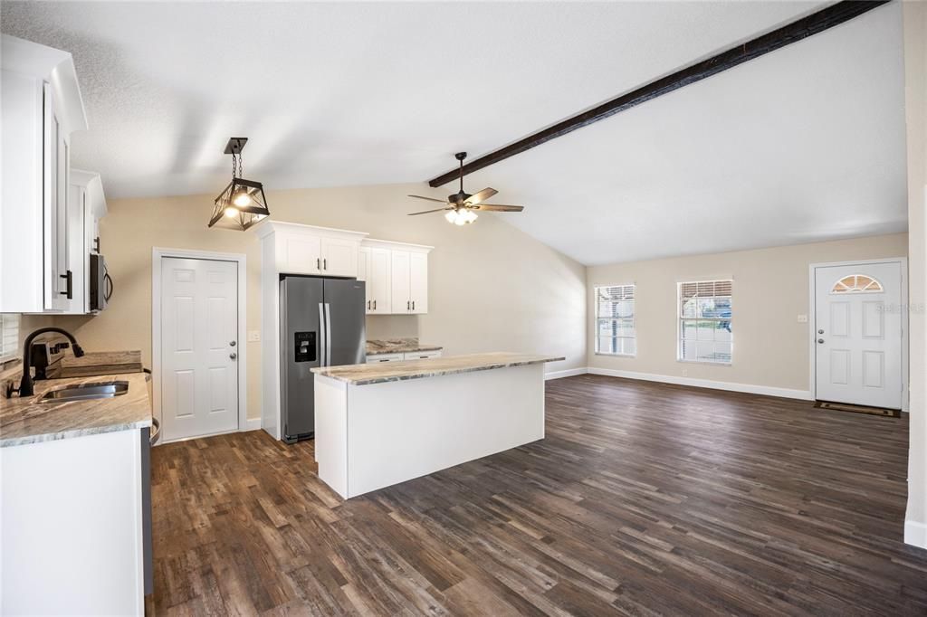 合同活跃: $295,000 (3 贝兹, 2 浴室, 1134 平方英尺)