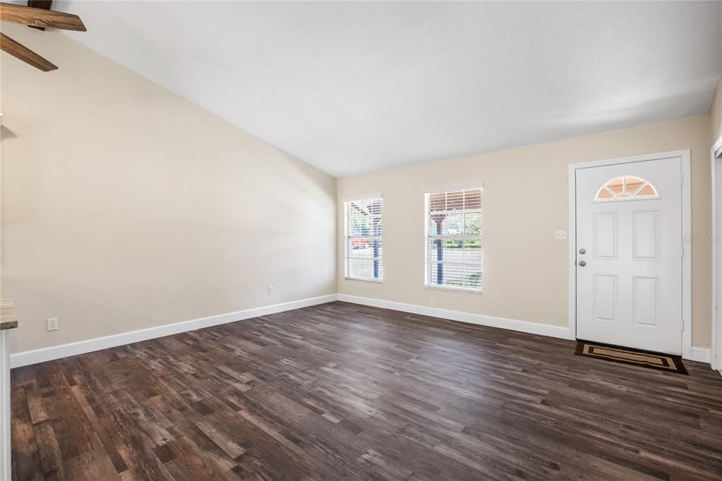 合同活跃: $295,000 (3 贝兹, 2 浴室, 1134 平方英尺)