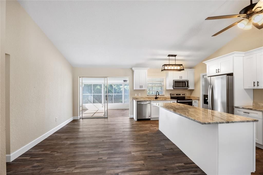 合同活跃: $295,000 (3 贝兹, 2 浴室, 1134 平方英尺)