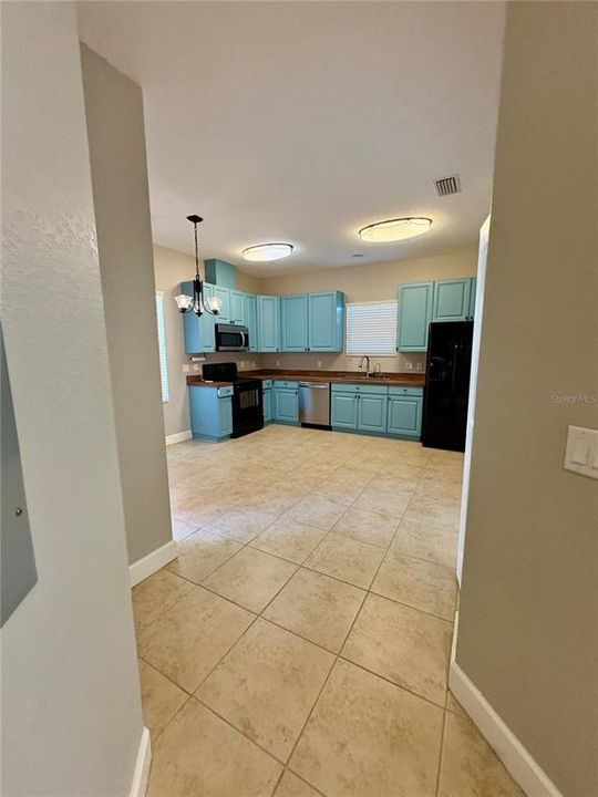 For Rent: $2,050 (3 beds, 2 baths, 1733 Square Feet)