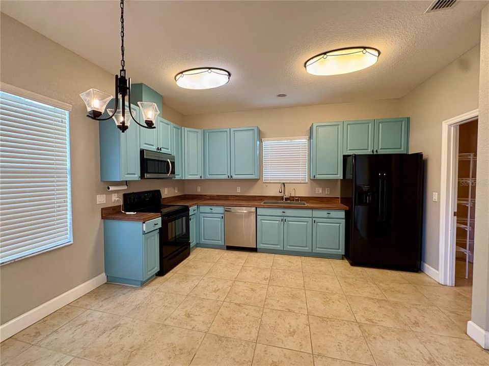 For Rent: $2,050 (3 beds, 2 baths, 1733 Square Feet)