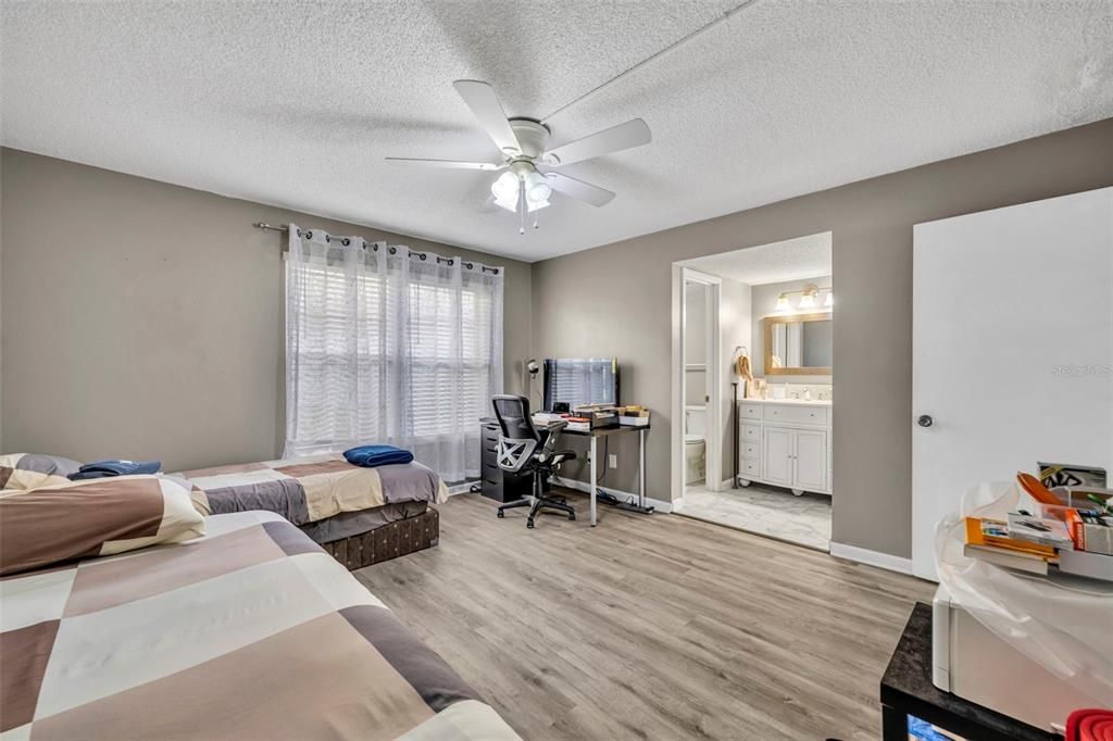 На продажу: $185,000 (2 спален, 2 ванн, 987 Квадратных фут)