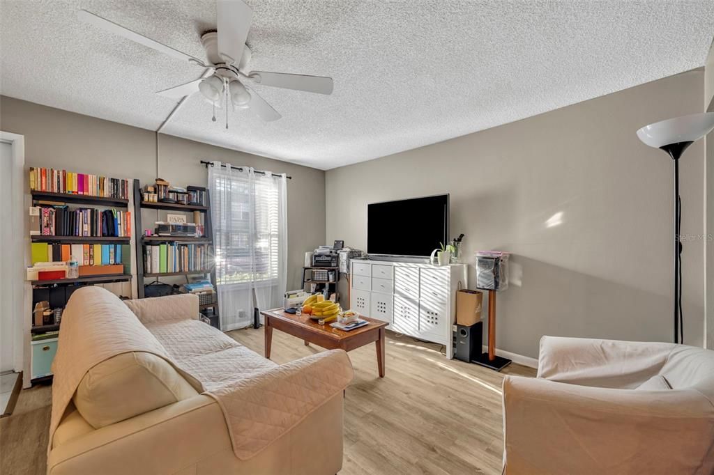 На продажу: $185,000 (2 спален, 2 ванн, 987 Квадратных фут)