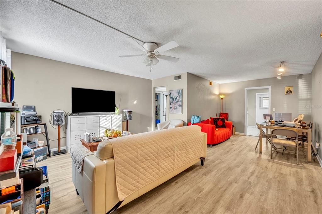 На продажу: $185,000 (2 спален, 2 ванн, 987 Квадратных фут)