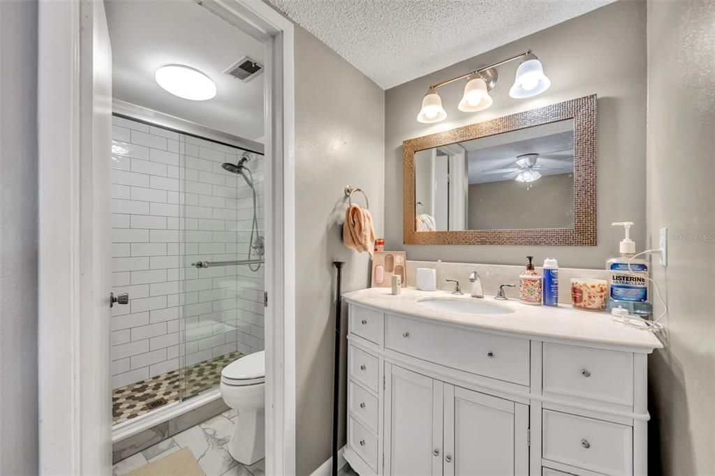 На продажу: $185,000 (2 спален, 2 ванн, 987 Квадратных фут)