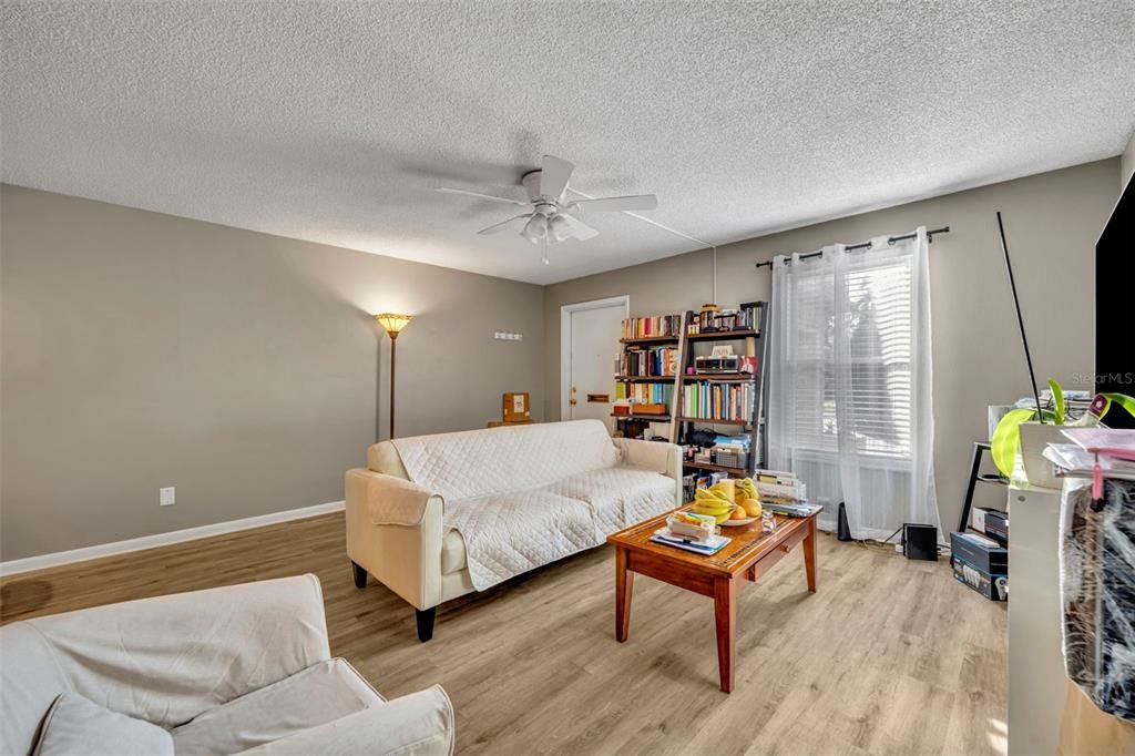 На продажу: $185,000 (2 спален, 2 ванн, 987 Квадратных фут)