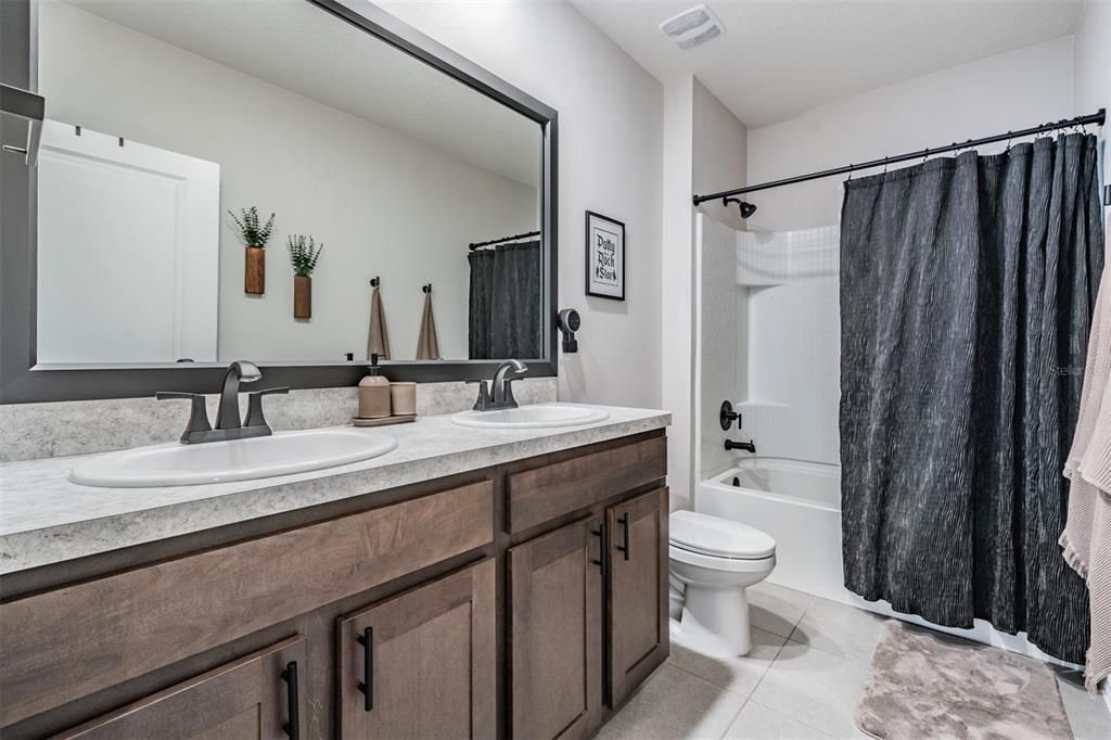 На продажу: $410,000 (5 спален, 3 ванн, 2447 Квадратных фут)