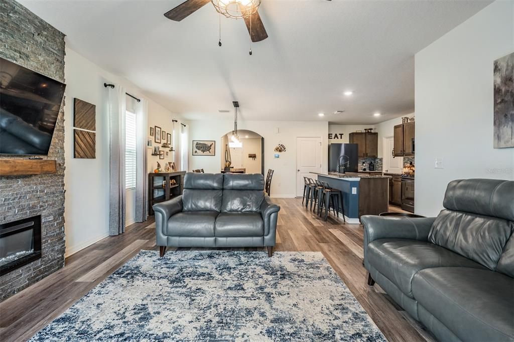 На продажу: $410,000 (5 спален, 3 ванн, 2447 Квадратных фут)