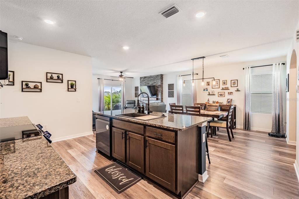 На продажу: $410,000 (5 спален, 3 ванн, 2447 Квадратных фут)