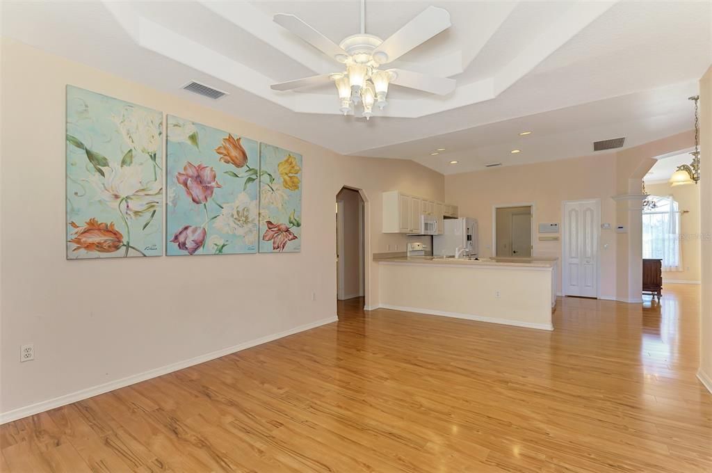 合同活跃: $319,000 (3 贝兹, 2 浴室, 1807 平方英尺)