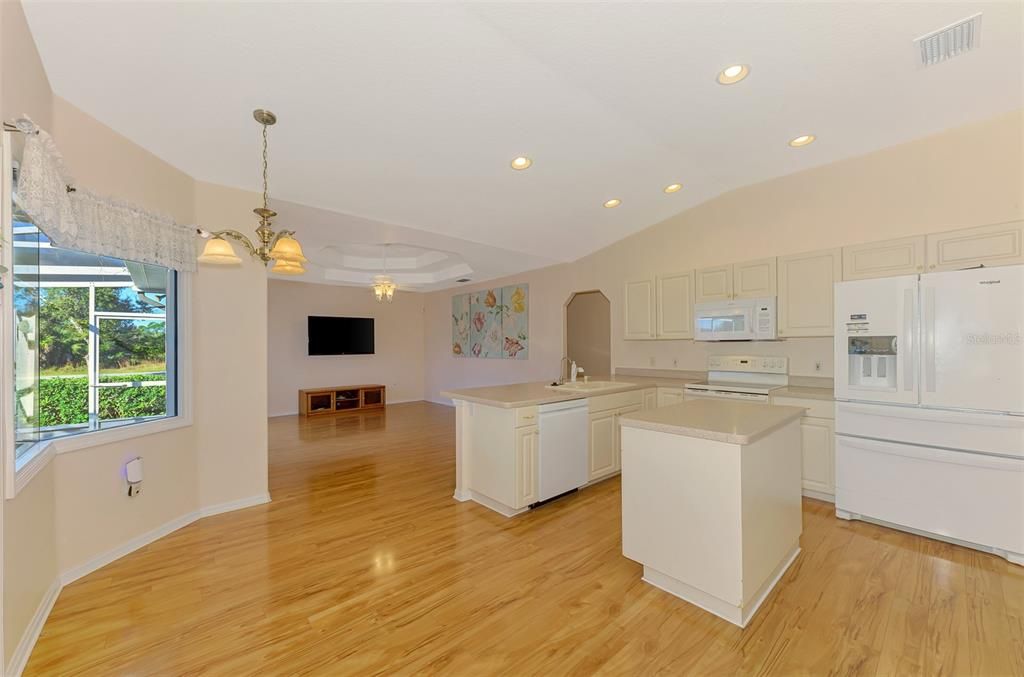 合同活跃: $319,000 (3 贝兹, 2 浴室, 1807 平方英尺)