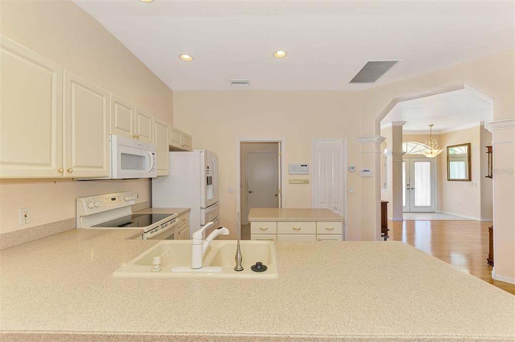 合同活跃: $319,000 (3 贝兹, 2 浴室, 1807 平方英尺)