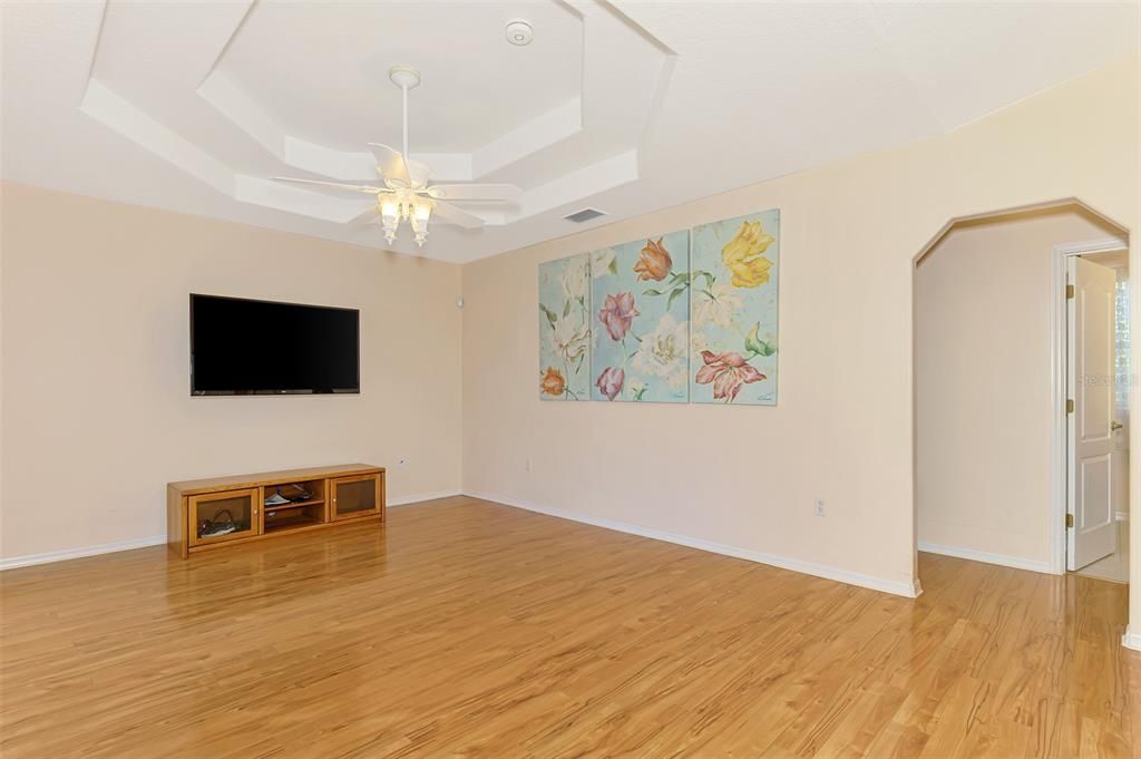 合同活跃: $319,000 (3 贝兹, 2 浴室, 1807 平方英尺)