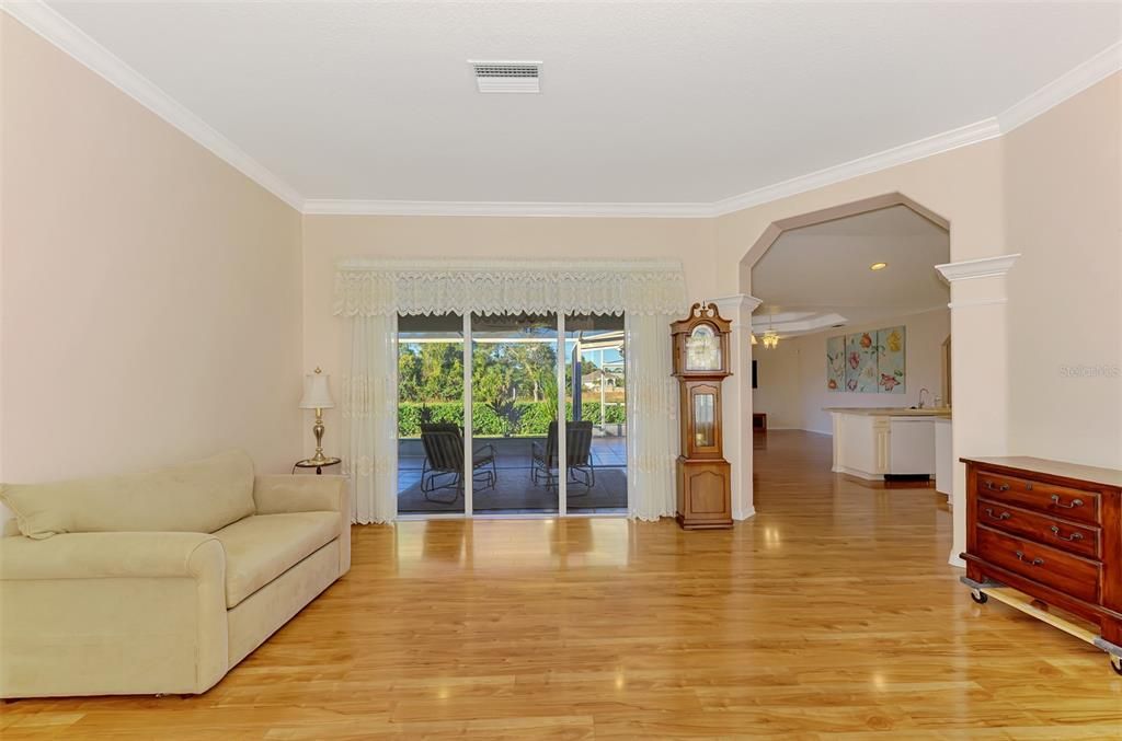 合同活跃: $319,000 (3 贝兹, 2 浴室, 1807 平方英尺)