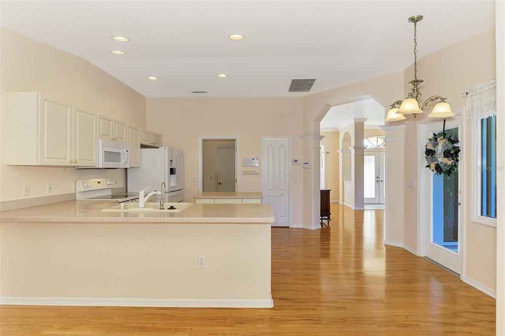 合同活跃: $319,000 (3 贝兹, 2 浴室, 1807 平方英尺)