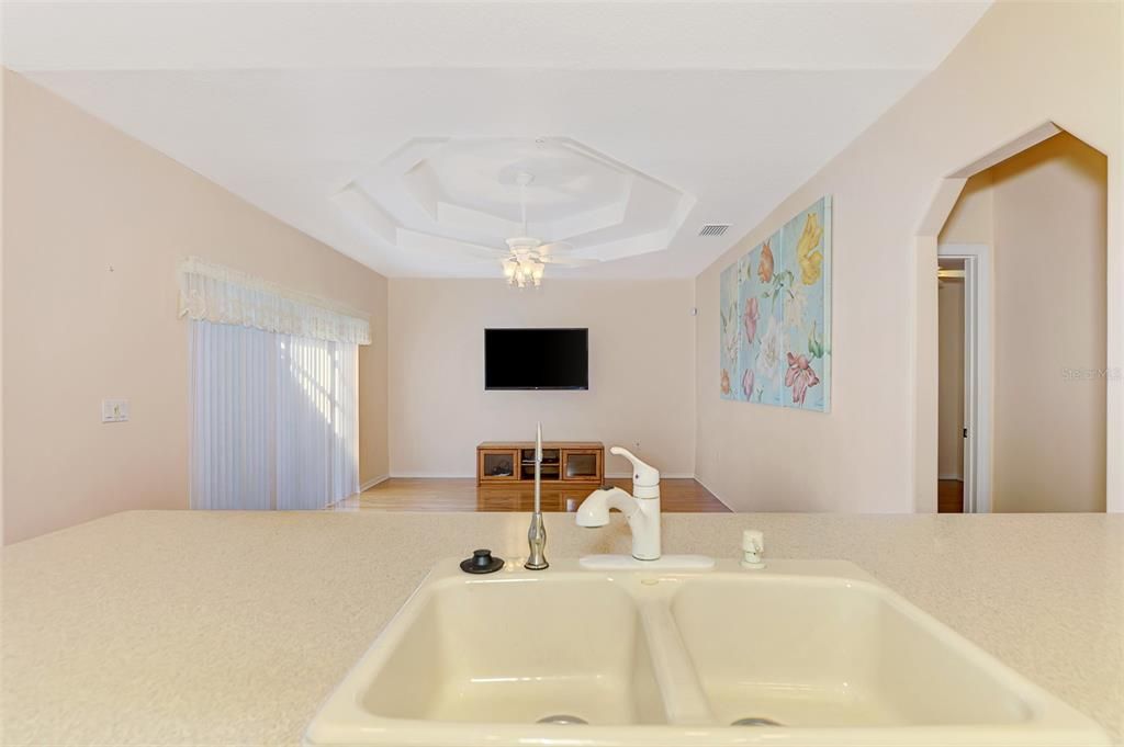 合同活跃: $319,000 (3 贝兹, 2 浴室, 1807 平方英尺)