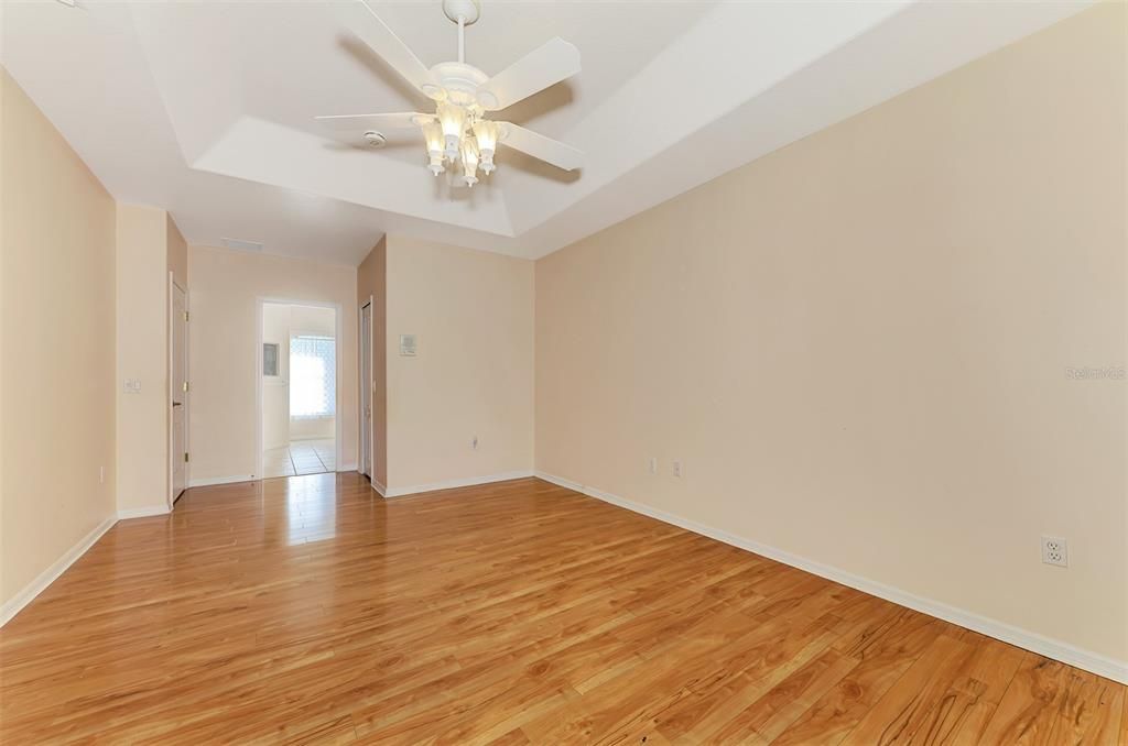 合同活跃: $319,000 (3 贝兹, 2 浴室, 1807 平方英尺)