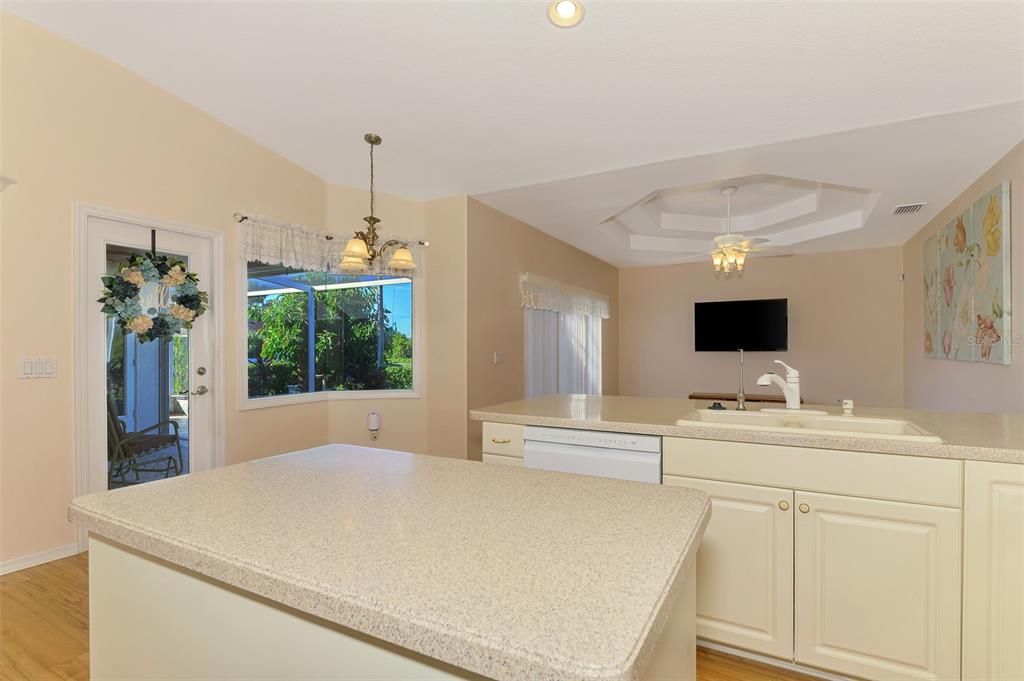 合同活跃: $319,000 (3 贝兹, 2 浴室, 1807 平方英尺)