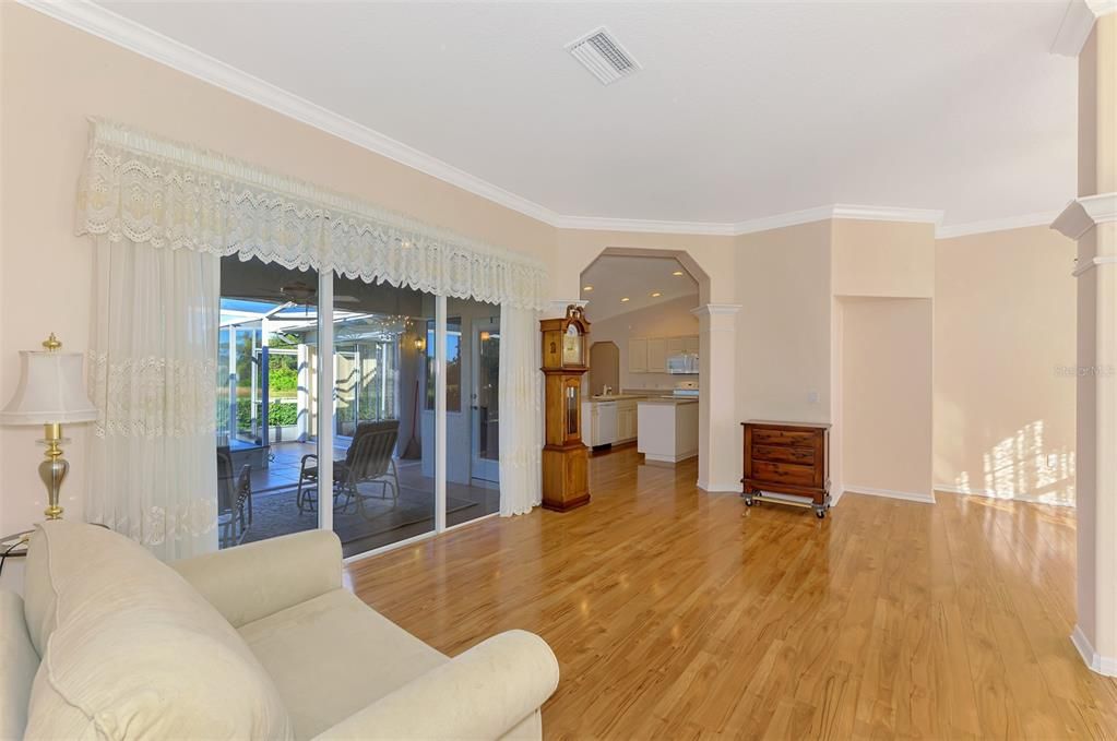 合同活跃: $319,000 (3 贝兹, 2 浴室, 1807 平方英尺)