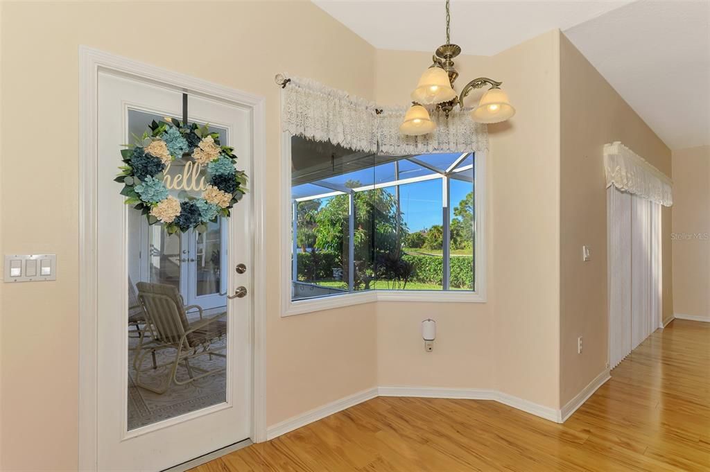 合同活跃: $319,000 (3 贝兹, 2 浴室, 1807 平方英尺)