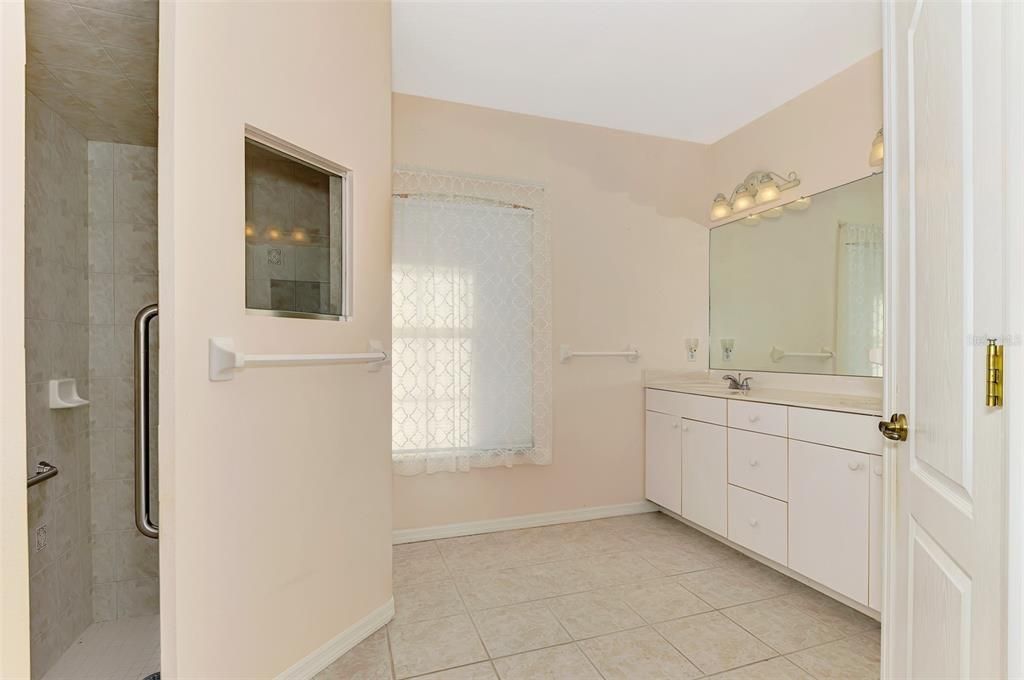 合同活跃: $319,000 (3 贝兹, 2 浴室, 1807 平方英尺)