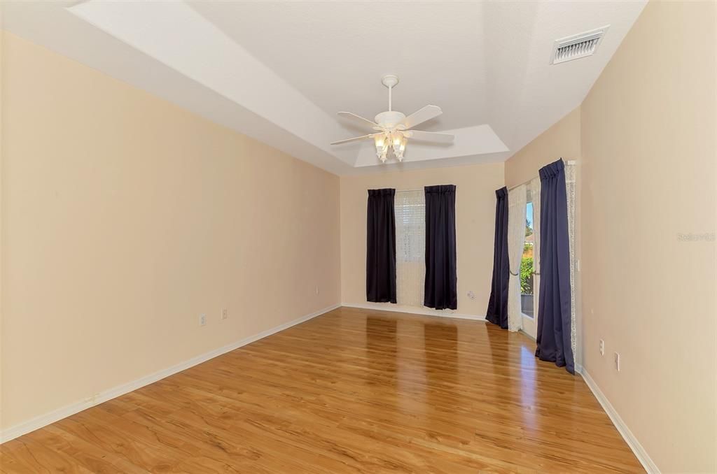 合同活跃: $319,000 (3 贝兹, 2 浴室, 1807 平方英尺)