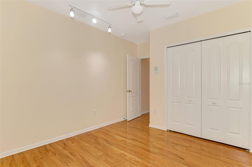 合同活跃: $319,000 (3 贝兹, 2 浴室, 1807 平方英尺)