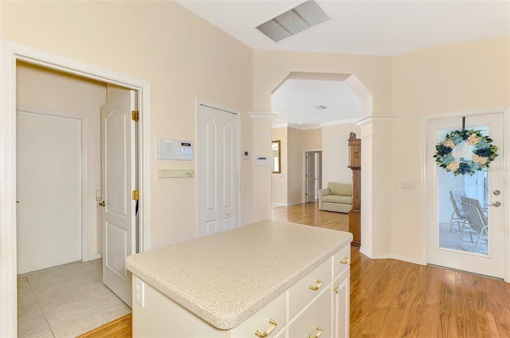 合同活跃: $319,000 (3 贝兹, 2 浴室, 1807 平方英尺)