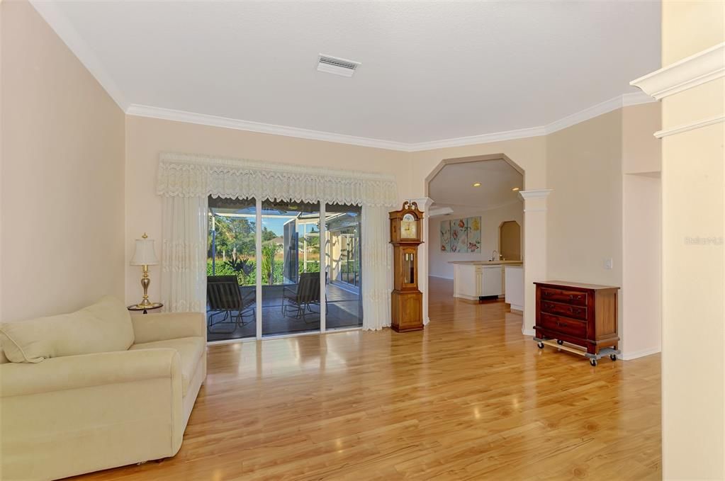 合同活跃: $319,000 (3 贝兹, 2 浴室, 1807 平方英尺)