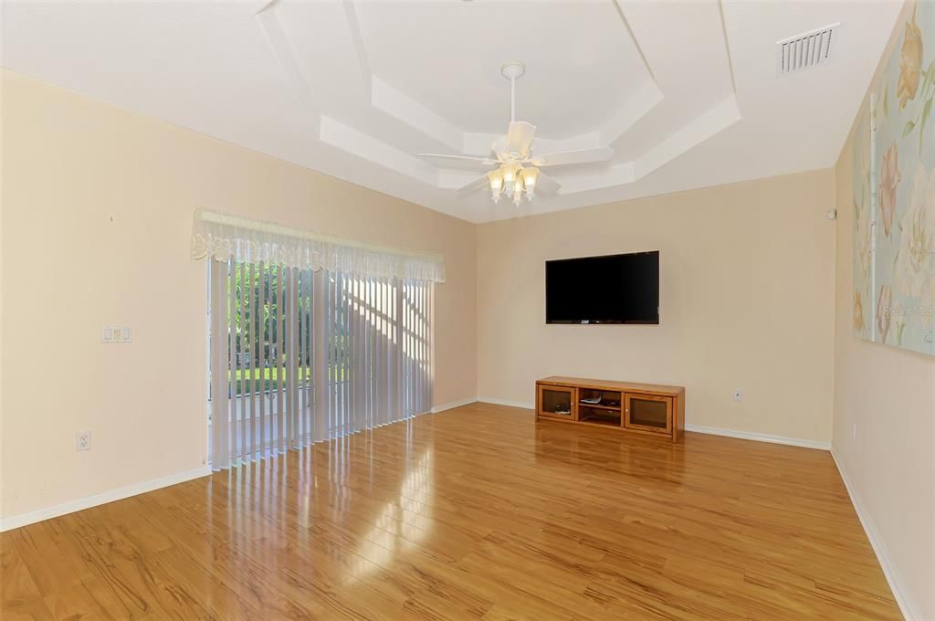 合同活跃: $319,000 (3 贝兹, 2 浴室, 1807 平方英尺)