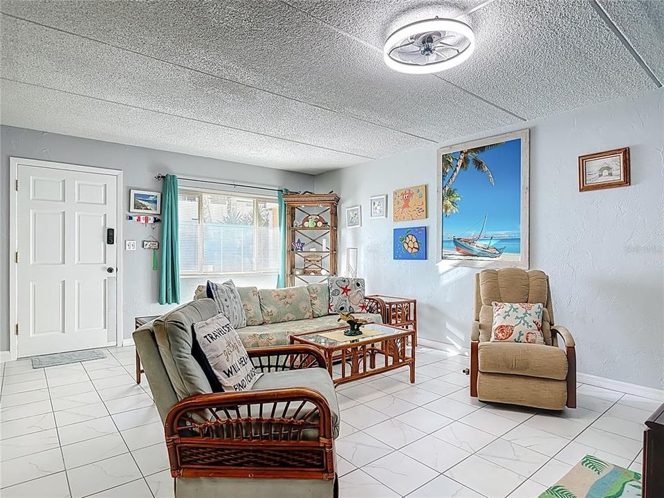 待售: $119,900 (2 贝兹, 1 浴室, 864 平方英尺)