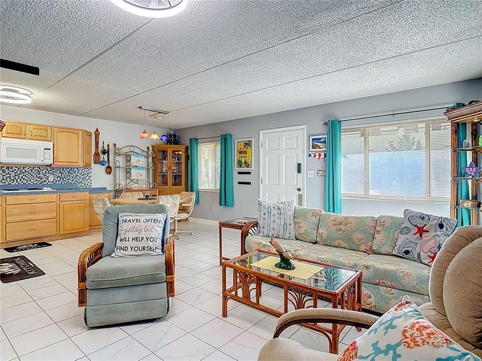 待售: $119,900 (2 贝兹, 1 浴室, 864 平方英尺)