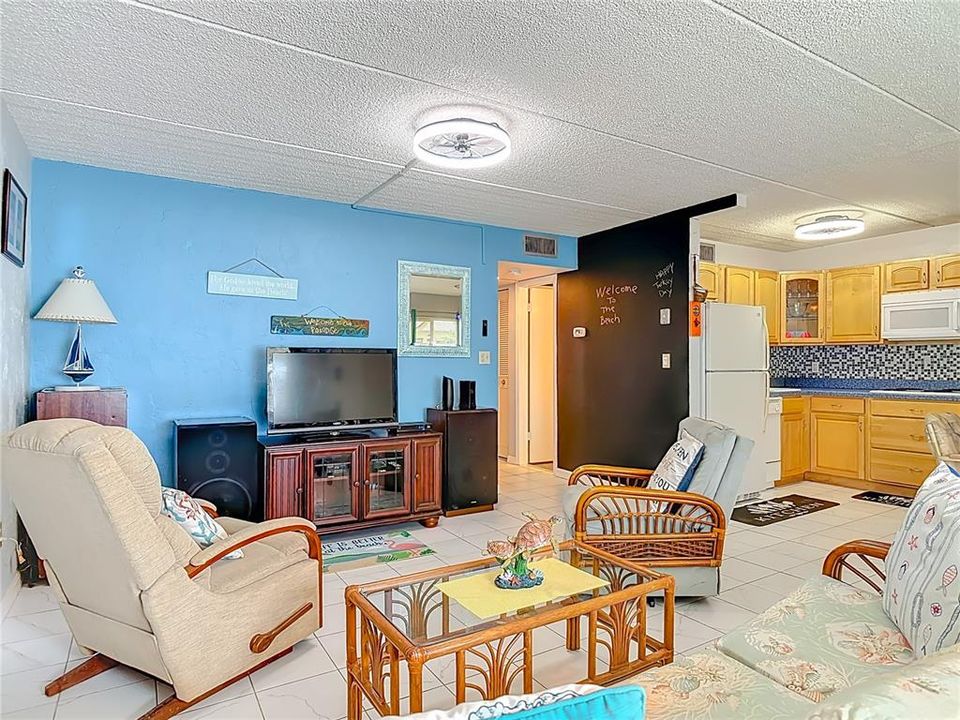 待售: $119,900 (2 贝兹, 1 浴室, 864 平方英尺)