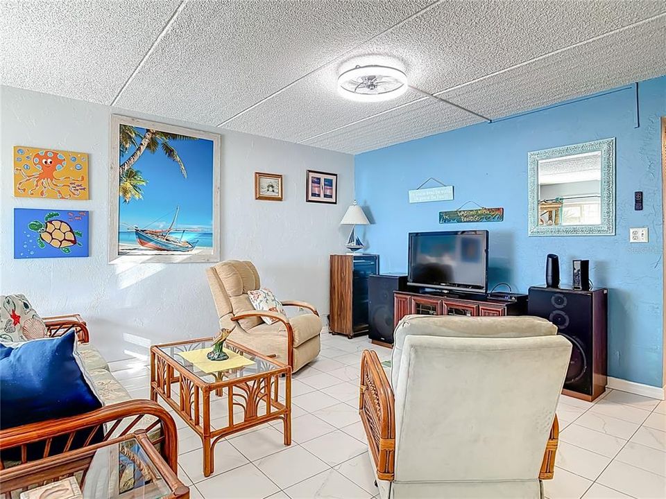 待售: $119,900 (2 贝兹, 1 浴室, 864 平方英尺)