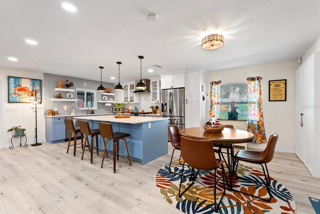 合同活跃: $649,000 (2 贝兹, 2 浴室, 1453 平方英尺)