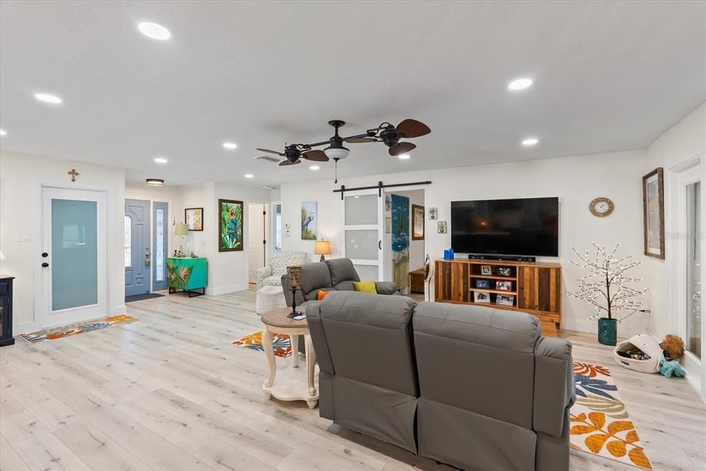 合同活跃: $649,000 (2 贝兹, 2 浴室, 1453 平方英尺)