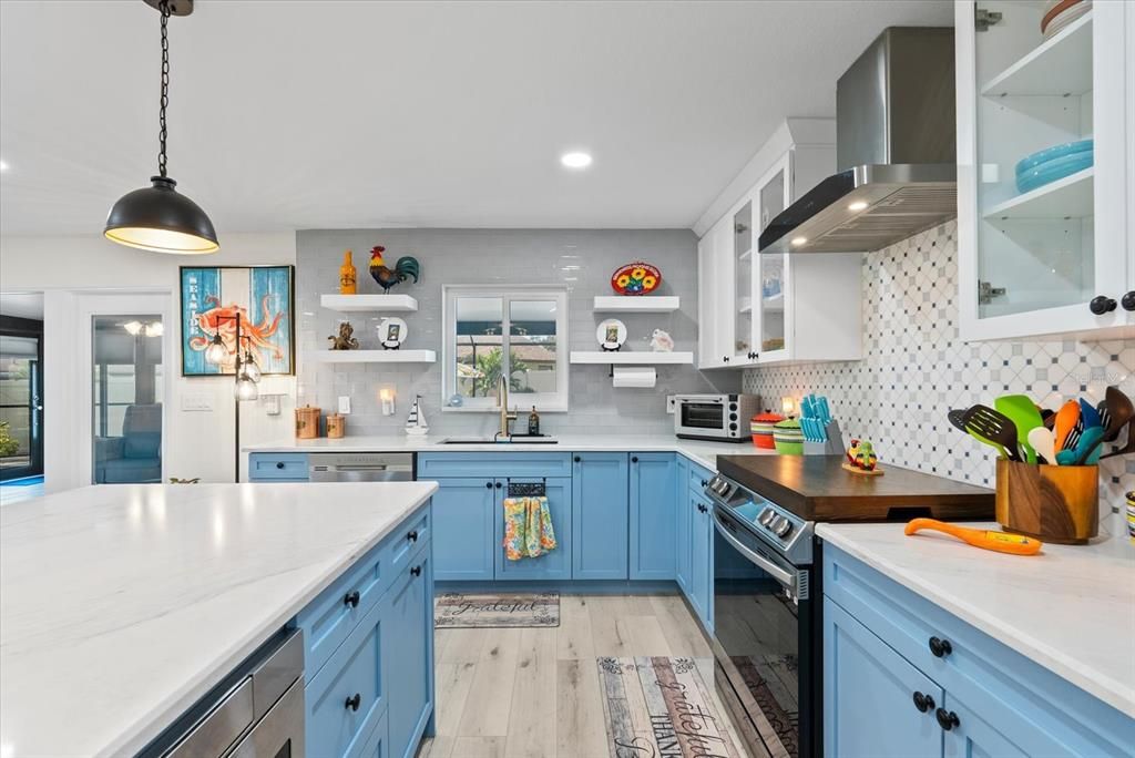 合同活跃: $649,000 (2 贝兹, 2 浴室, 1453 平方英尺)