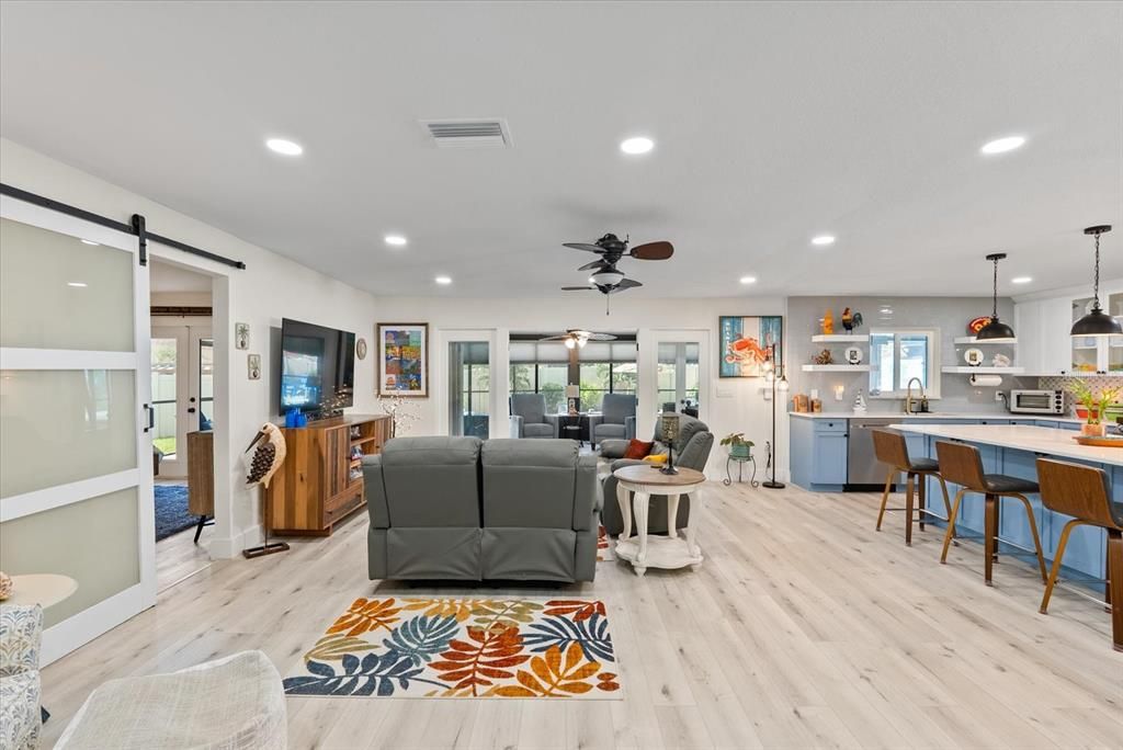 合同活跃: $649,000 (2 贝兹, 2 浴室, 1453 平方英尺)